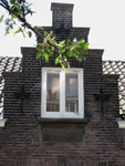 819563 Gezicht op de topgevel van een van de hofjeswoningen Minstraat 27 - 65 te Utrecht, met de naamsteen ...